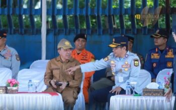 Kadishub Kabupaten Sukabumi, Mubtadi Latip, saat koordinasi dengaj Sekda Kabupaten Sukabumi, Ade Suryaman pada Apel kesiapsiagaan di Alun-Alun Palabuhanratu, belum lama ini.