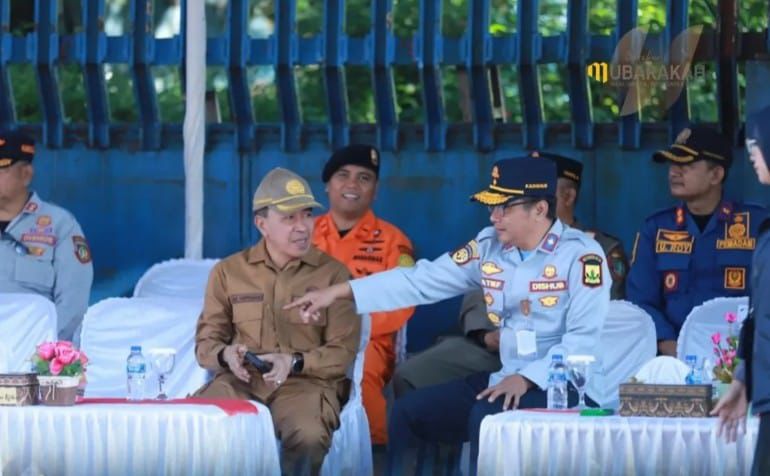 Kadishub Kabupaten Sukabumi, Mubtadi Latip, saat koordinasi dengaj Sekda Kabupaten Sukabumi, Ade Suryaman pada Apel kesiapsiagaan di Alun-Alun Palabuhanratu, belum lama ini.