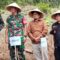 Kepala dinas Pertanian Kabupaten Sukabumi Aep Majmudin saat mengikuti kegiatan penanaman jagung di Desa Cibodas dalam rangka memeriahkan HUT Brimob ke 80 tahun 2025.