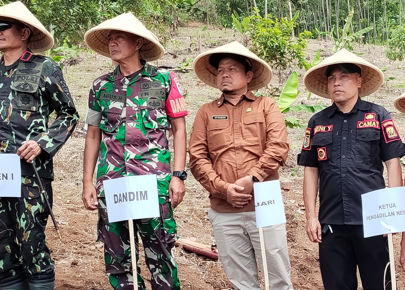 Kepala dinas Pertanian Kabupaten Sukabumi Aep Majmudin saat mengikuti kegiatan penanaman jagung di Desa Cibodas dalam rangka memeriahkan HUT Brimob ke 80 tahun 2025.