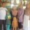 BANGGA: Kepala SDN Pakujajar CBM Sugianto, Husna, sang ibu, wali kelas 2 dan Wakil Kepala Bidang Kesiswaan SDN Pakujajar CBM berfoto bersama sambil menunjukan piala lantaran telah meraih juara 5 besar tingkat nasional lomba Cerdas Mengulas Buku. (widi/radarsukabumi)
