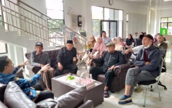 FOTO : UNTUK RADAR SUKABUMI AUDENSI : Puluhan calhaj Kabupaten Sukabumi saat mendatangi Asrama Haji Pusbangdai Cikembar, Kabupaten Sukabumi, Senin (10/11).