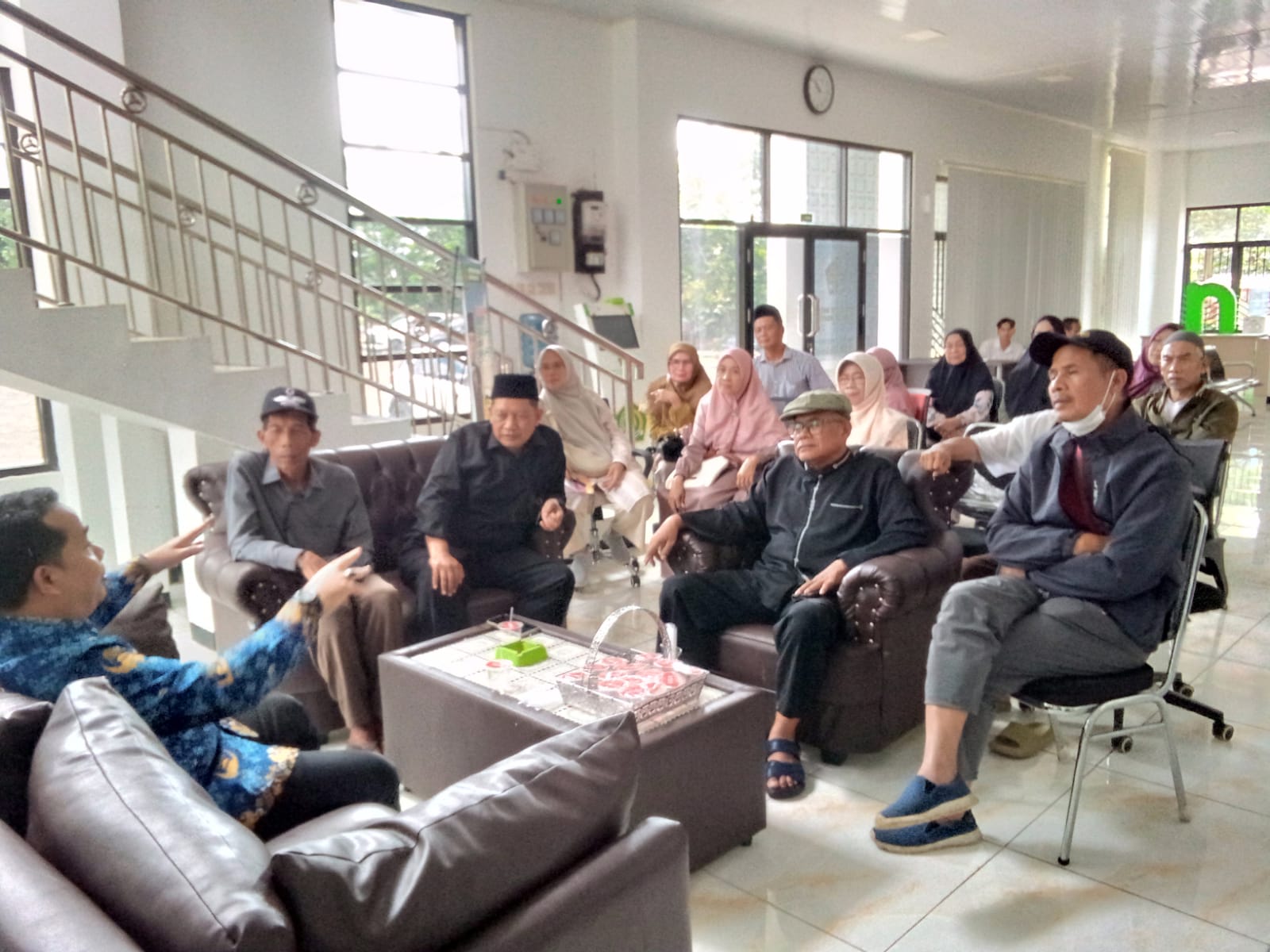 FOTO : UNTUK RADAR SUKABUMI AUDENSI : Puluhan calhaj Kabupaten Sukabumi saat mendatangi Asrama Haji Pusbangdai Cikembar, Kabupaten Sukabumi, Senin (10/11).