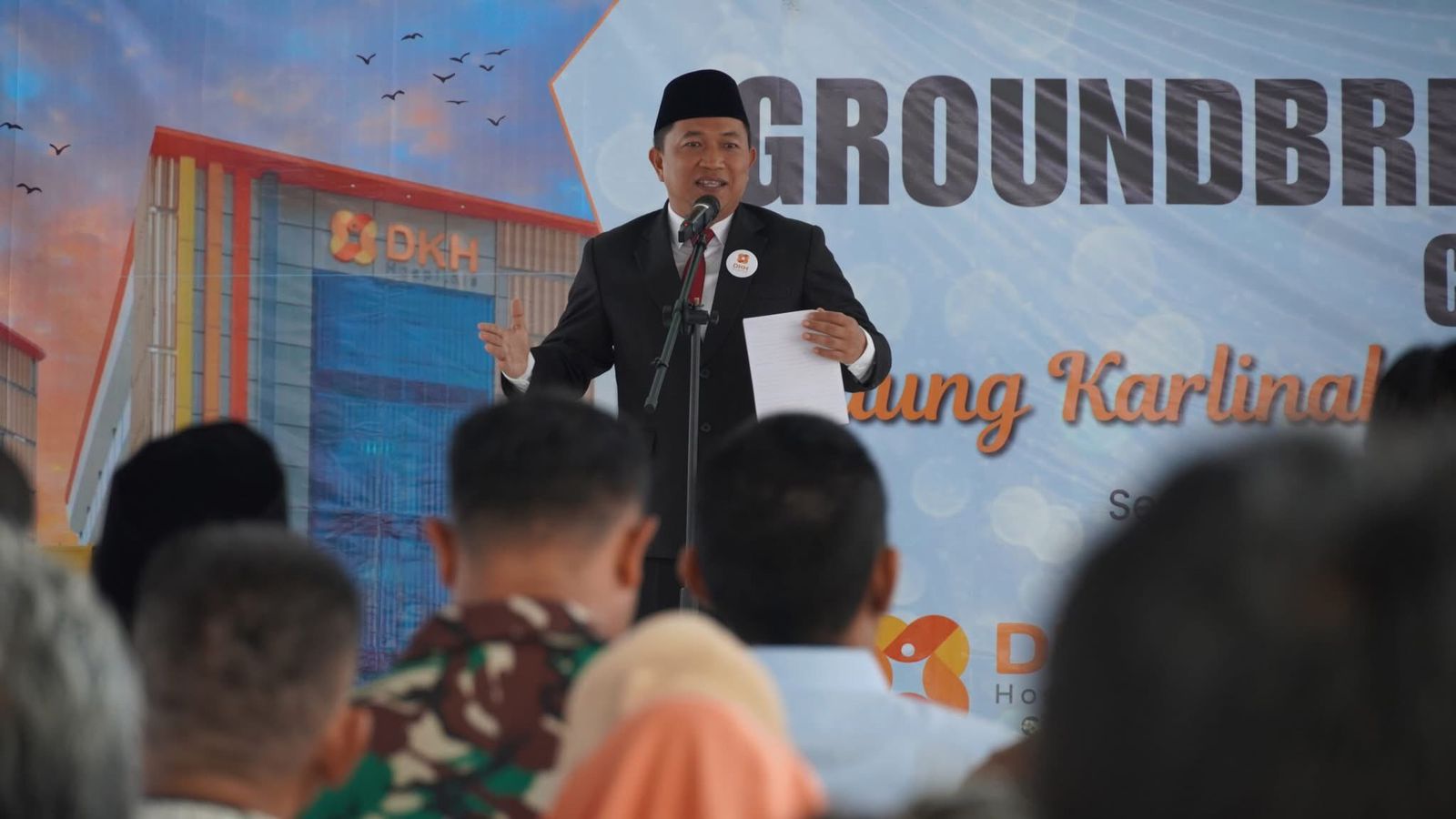 SAMBUTAN : Wakil Bupati Sukabumi, Andreas saat memberikan sambutan pada ground breaking pembangunan gedung Karlinah RS DKH Cibadak pada Senin (10/11).