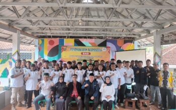 Petugas Dinsos Kabupaten Sukabumi, saat melakukan Bimtek kepada para kader sosial dan warga di lokus P2WKSS 2025 di Desa/Kecamatan Gunungguruh.