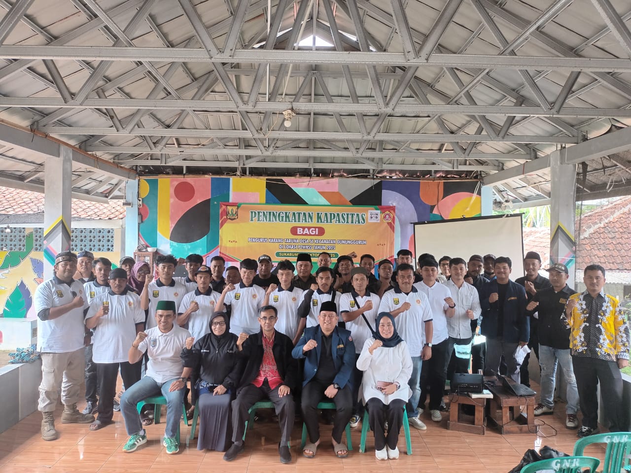 Petugas Dinsos Kabupaten Sukabumi, saat melakukan Bimtek kepada para kader sosial dan warga di lokus P2WKSS 2025 di Desa/Kecamatan Gunungguruh.