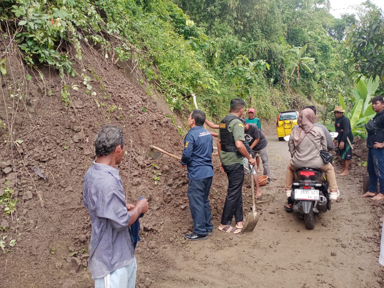 DIBANGUN : Kades Kebonpedes, Dadan Apriandani saat meninjau pembangunan ruas Jalan Ranji-Gunung Batu pada Selasa (11/11).