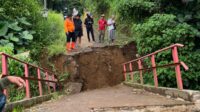 Jembatan Penghubung Dua Kampung di Sukaresmi Ambruk Diterjang Hujan Deras