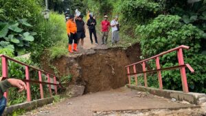 Jembatan Penghubung Dua Kampung di Sukaresmi Ambruk Diterjang Hujan Deras