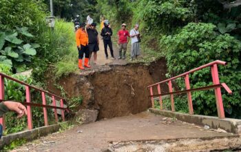 DITINJAU : Petugas gabungan saat meninjau lokasi jembatan putus penghubung antar kampung di Desa Sukaresmi, Kecamatan Cisaat, Kabupaten Sukabumi, Rabu (12/11) pagi.