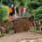 DITINJAU : Petugas gabungan saat meninjau lokasi jembatan putus penghubung antar kampung di Desa Sukaresmi, Kecamatan Cisaat, Kabupaten Sukabumi, Rabu (12/11) pagi.