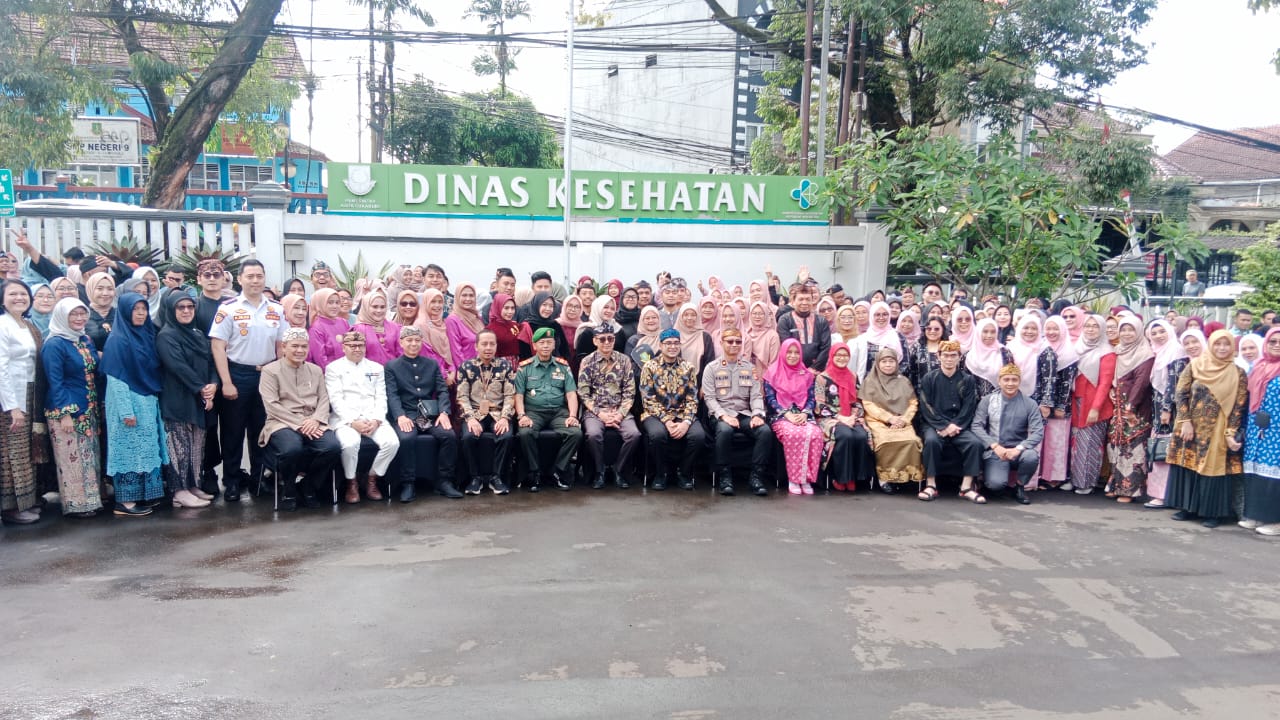 UPACARA: Apel Peringatan Hari Kesehatan Nasional (HKN) ke-61 di Kantor Dinas Kesehatan (Dinkes) Kota Sukabumi, Rabu (12/11).