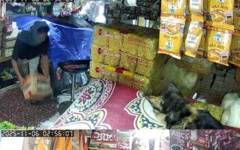 Tangkapan layar aksi pencurian di salah satu toko di Pasar Semi Modern Palabuhanratu, Kabupaten Sukabumi yang terekam camera CCTV.