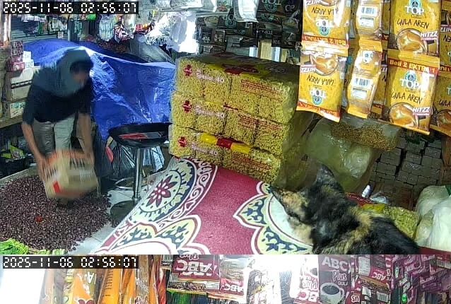 Tangkapan layar aksi pencurian di salah satu toko di Pasar Semi Modern Palabuhanratu, Kabupaten Sukabumi yang terekam camera CCTV.
