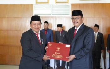 Sebanyak 100 Pegawai Negeri Sipil (PNS) di Kabupaten Sukabumi menerima penghargaan Satyalancana Karya Satya dari Presiden Republik Indonesia.
