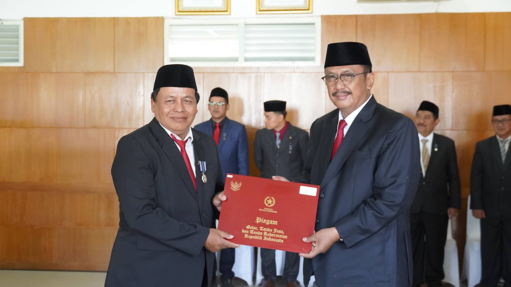 Sebanyak 100 Pegawai Negeri Sipil (PNS) di Kabupaten Sukabumi menerima penghargaan Satyalancana Karya Satya dari Presiden Republik Indonesia.