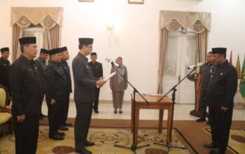 Bupati Sukabumi H. Asep Japar melantik empat pejabat eselon IIb di lingkungan Pemerintah Kabupaten Sukabumi, Jumat (12/12/2025), di Pendopo Sukabumi. Salah satunya, dr. Asep Suherman resmi menjabat Direktur RSUD Sekarwangi.