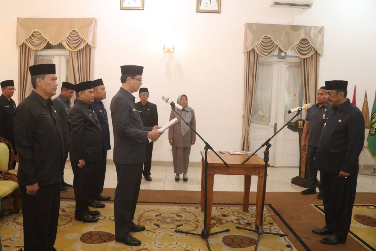 Bupati Sukabumi H. Asep Japar melantik empat pejabat eselon IIb di lingkungan Pemerintah Kabupaten Sukabumi, Jumat (12/12/2025), di Pendopo Sukabumi. Salah satunya, dr. Asep Suherman resmi menjabat Direktur RSUD Sekarwangi.