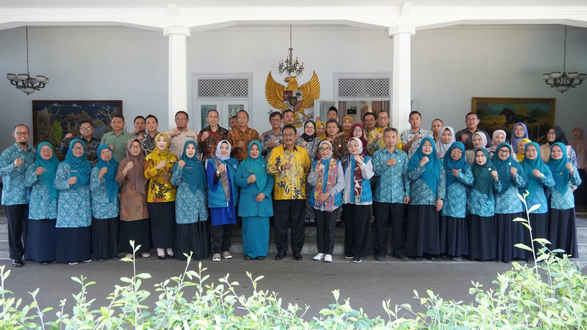 Dua desa di Kecamatan Cicantayan, Kabupaten Sukabumi, yakni Desa Cisande dan Desa Cicantayan, menjadi unggulan dalam ajang Gerakan Keluarga Indonesia dalam Peningkatan Kualitas Pendidikan dan Pengelolaan Ekonomi (Gelari Pelangi) tingkat Provinsi Jawa Barat.