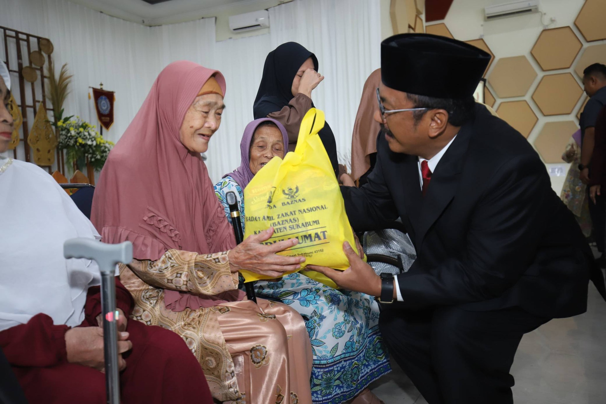 Pemerintah Kabupaten Sukabumi memperingati Hari Ibu ke-97 tingkat Kabupaten Sukabumi yang dirangkaikan dengan Hari Kesatuan Gerak (HKG) PKK ke-53 di Grand Sulanjana, Senin (22/12/2025).