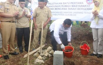 Bupati Sukabumi, Asep Japar, meletakkan batu pertama pembangunan Hunian Tetap (Huntap) bagi korban bencana pergerakan tanah di Kecamatan Jampangtengah.