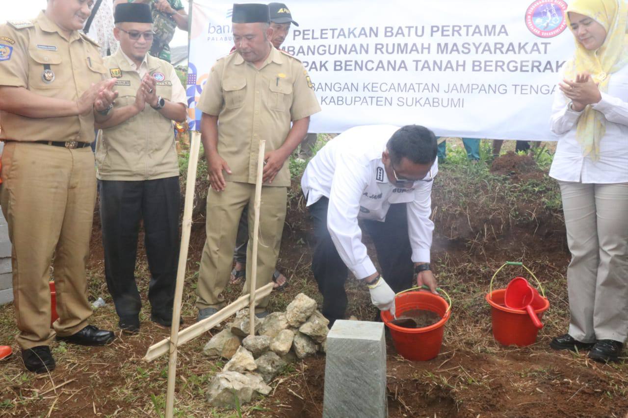 Bupati Sukabumi, Asep Japar, meletakkan batu pertama pembangunan Hunian Tetap (Huntap) bagi korban bencana pergerakan tanah di Kecamatan Jampangtengah.