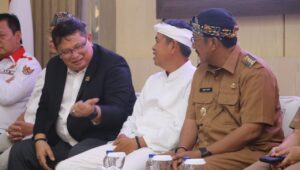 A Yamin Dampingi Gubernur Jabar di Pelantikan DPC Apdesi Merah Putih Sukabumi