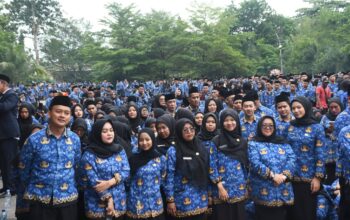 Sebanyak 8.164 tenaga honorer di Kabupaten Sukabumi resmi dilantik sebagai Pegawai Pemerintah dengan Perjanjian Kerja (PPPK) Paruh Waktu oleh Bupati Sukabumi, H. Asep Japar, dalam upacara yang digelar di Lapang Cangehgar, Palabuhanratu, Kamis (4/12/2025).