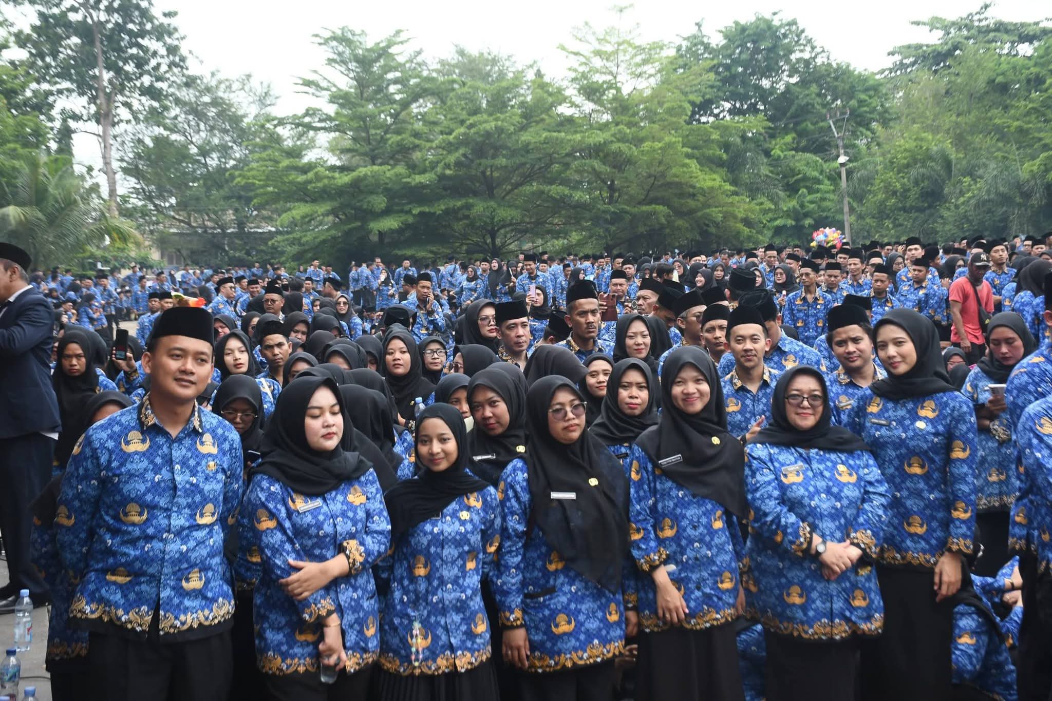 Sebanyak 8.164 tenaga honorer di Kabupaten Sukabumi resmi dilantik sebagai Pegawai Pemerintah dengan Perjanjian Kerja (PPPK) Paruh Waktu oleh Bupati Sukabumi, H. Asep Japar, dalam upacara yang digelar di Lapang Cangehgar, Palabuhanratu, Kamis (4/12/2025).