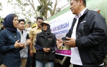 PEDULI: : Head of Sales XLSMART Northern 1 West, Horas Lubis bersama Menteri Komunikasi dan Digital Republik Indonesia, Meutya Viada Hafid saat mengunjungi lokasi penyaluran bantuan air bersih dari XLSMART di Kantor SAMSAT Aceh Tamiang pada Minggu (28/12).