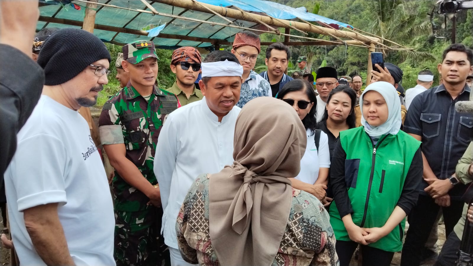 Gubernur Jawa Barat Dedi Mulyadi meresmikan renovasi Pembangkit Listrik Tenaga Mikro Hidro (PLTMH) Ciganas di Desa Sirnarasa, Kecamatan Cikakak, Kabupaten Sukabumi, Senin (1/12/2025).