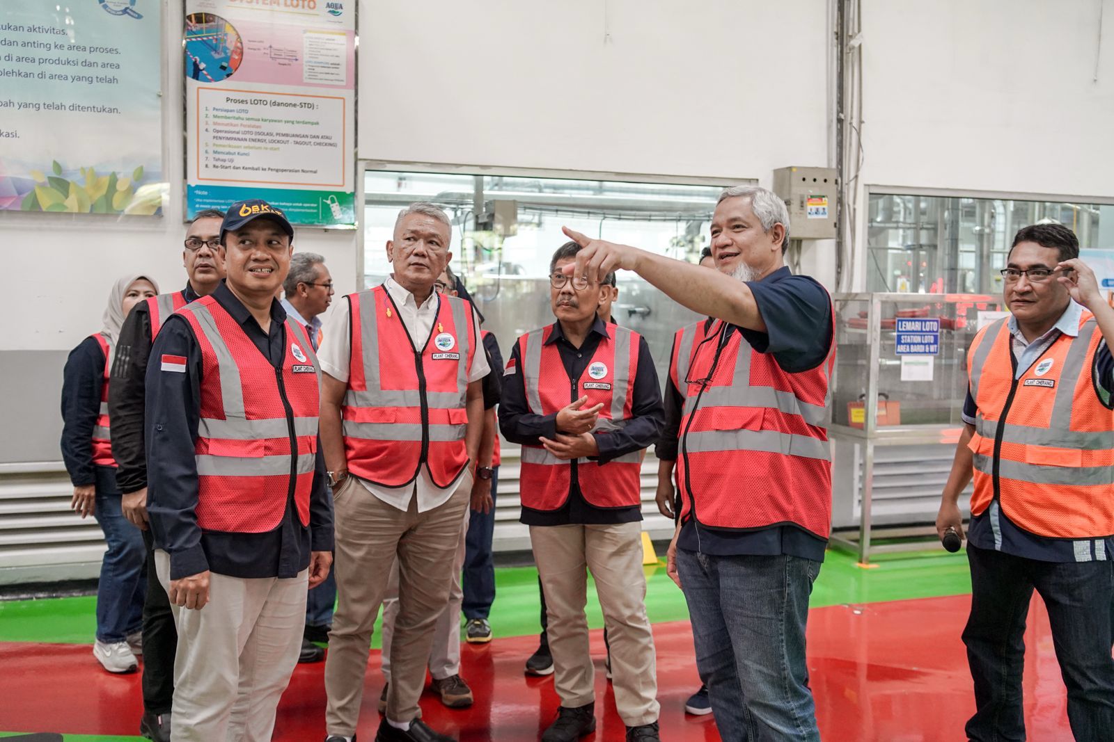 Kepala Pusat Air Tanah dan Geologi Tata Lingkungan (PATGTL) Badan Geologi Kementerian ESDM, Ir. Agus Cahyono Adi, M.T., bersama Kepala Dinas Energi dan Sumber Daya Mineral (ESDM) Provinsi Jawa Barat, Ir. Bambang Tirtoyuliono, MM, meninjau Pabrik AQUA Ciherang di Bogor untuk melihat langsung proses produksi dan pengelolaan sumber daya air.