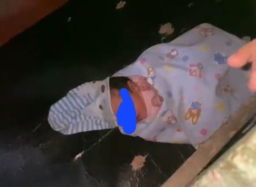Warga Kampung Benda, RT 02/RW 01, Desa Benda, Kecamatan Cicurug, Kabupaten Sukabumi, digemparkan oleh penemuan seorang bayi laki-laki yang diletakkan di depan rumah salah satu warga pada Sabtu malam (6/12/2025).