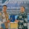 JAMINAN KERJA: Direktur IPI Eko Pranajaya memberikan cinderamata kepada Bupati Sukabumi Asep Japar di acara pelepasan 64 warga Kabupaten Sukabumi ke Jepang di Kampus IPI , Jalan Pondok Halimun, Perbawati, Selabintana , Kabupaten Sukabumi, Jumat (5/12/2025).