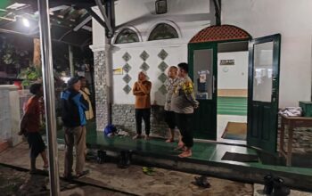 Warga Kampung Cibeurem, Desa Sukaraja, Kecamatan Sukaraja, Kabupaten Sukabumi, digegerkan oleh penemuan jasad pria tanpa identitas di dalam toilet Masjid Al-Barkah, Selasa (9/12/2025) malam.