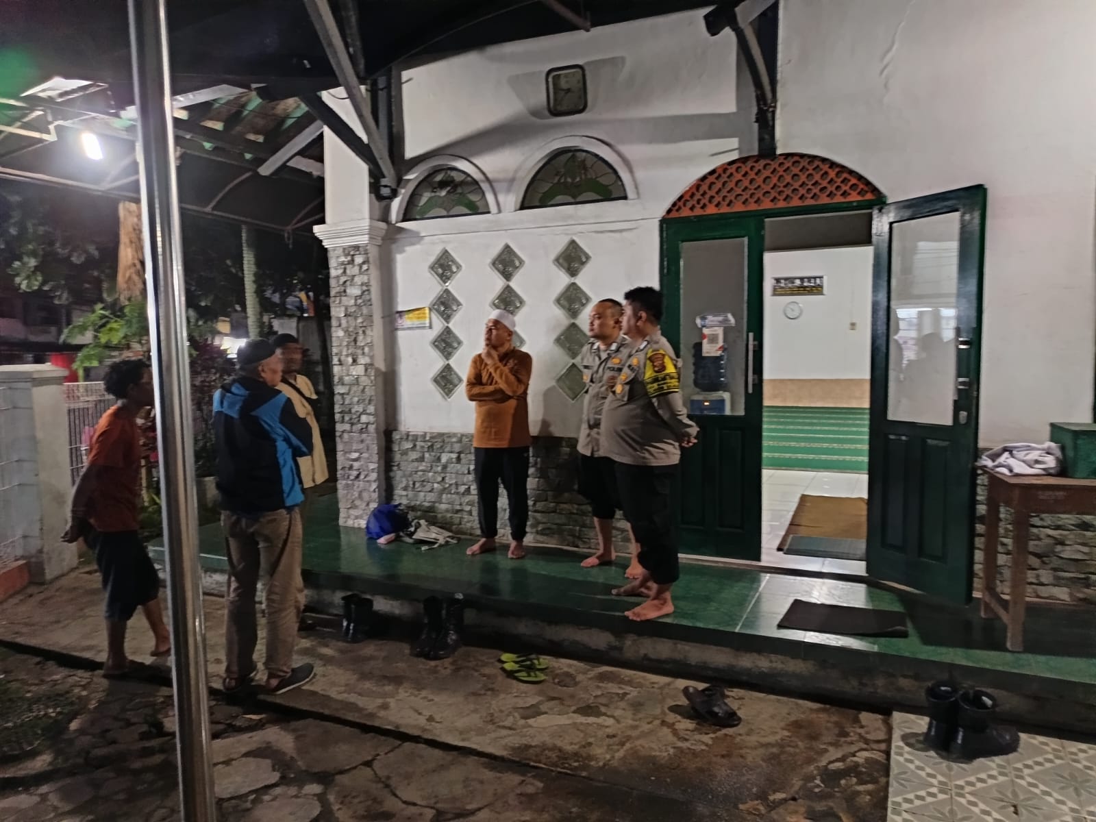 Warga Kampung Cibeurem, Desa Sukaraja, Kecamatan Sukaraja, Kabupaten Sukabumi, digegerkan oleh penemuan jasad pria tanpa identitas di dalam toilet Masjid Al-Barkah, Selasa (9/12/2025) malam.