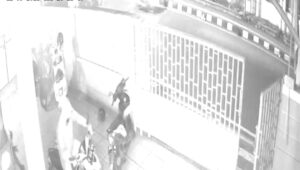 Motor Mahasiswi Digondol Maling Saat Terparkir di Sukabumi, Aksi Terekam CCTV