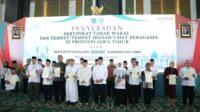 Menteri Nusron Serahkan 2.532 Sertipikat Tanah Wakaf dan Rumah Ibadah di Jatim