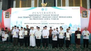 Menteri Nusron Serahkan 2.532 Sertipikat Tanah Wakaf dan Rumah Ibadah di Jatim