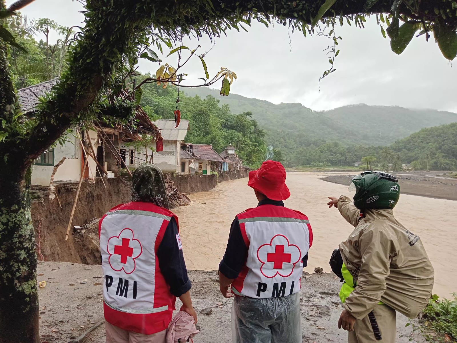 Hujan deras yang mengguyur wilayah Kabupaten Sukabumi sejak Senin dini hari (15/12) menyebabkan banjir besar di Desa Cidadap, Kecamatan Simpenan. Banjir dipicu oleh meluapnya Sungai Cidadap sekitar pukul 03.00 WIB.