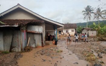 Hujan deras yang mengguyur wilayah Kabupaten Sukabumi pada Minggu malam (28/12) mengakibatkan banjir dan longsor di sejumlah kecamatan.