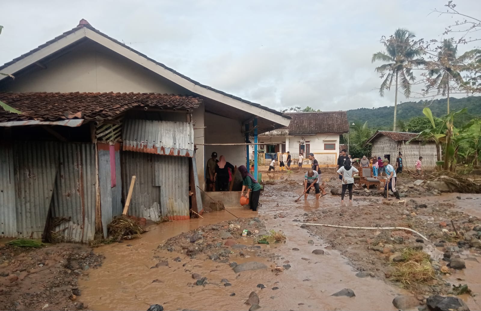 Hujan deras yang mengguyur wilayah Kabupaten Sukabumi pada Minggu malam (28/12) mengakibatkan banjir dan longsor di sejumlah kecamatan.
