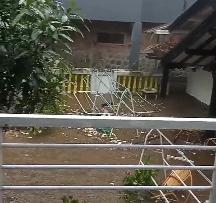 Hujan deras dengan intensitas tinggi pada Jumat sore menyebabkan Sungai Cikandang/Cibandung meluap dan mengakibatkan banjir di Kampung Selaawi Kulon, RW 04, Desa Warnasari.