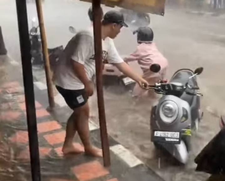 Banjir bandang yang melanda kawasan Selabintana, Kecamatan Sukabumi, Kabupaten Sukabumi, pada Jumat (5/12/2025) kembali menjadi peringatan keras bagi pemerintah dan masyarakat.