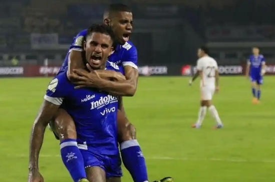 Persib Bandung berhasil mencetak gol pembuka ke gawang Bangkok United dalam laga AFC Champions League 2 yang digelar di Stadion Gelora Bandung Lautan Api (GBLA), Rabu (10/12/2025).