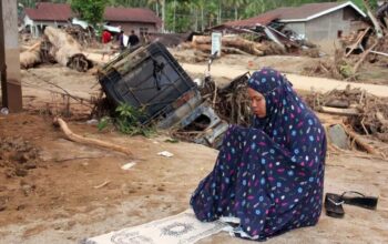 Warga menunaikan shalat di area rumah yang rusak akibat banjir bandang di Desa Aek Garoga, Kecamatan Batang Toru, Kabupaten Tapanuli Selatan, Sumatera Utara, Minggu (30/11/2025). Bencana banjir bandang yang terjadi pada Selasa (25/11) lalu menyebabkan rumah warga rusak, kendaraan hancur, jalan dan jembatan putus.(ANTARA FOTO)