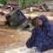 Warga menunaikan shalat di area rumah yang rusak akibat banjir bandang di Desa Aek Garoga, Kecamatan Batang Toru, Kabupaten Tapanuli Selatan, Sumatera Utara, Minggu (30/11/2025). Bencana banjir bandang yang terjadi pada Selasa (25/11) lalu menyebabkan rumah warga rusak, kendaraan hancur, jalan dan jembatan putus.(ANTARA FOTO)