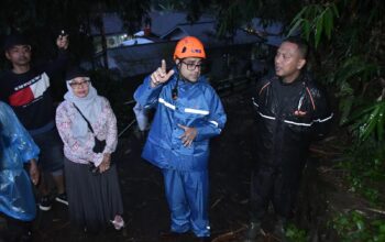 Wakil Wali Kota Sukabumi, Bobby Maulana, turun langsung ke lapangan bersama tim dari BPBD, Dinas Sosial, dan Camat Cikole.