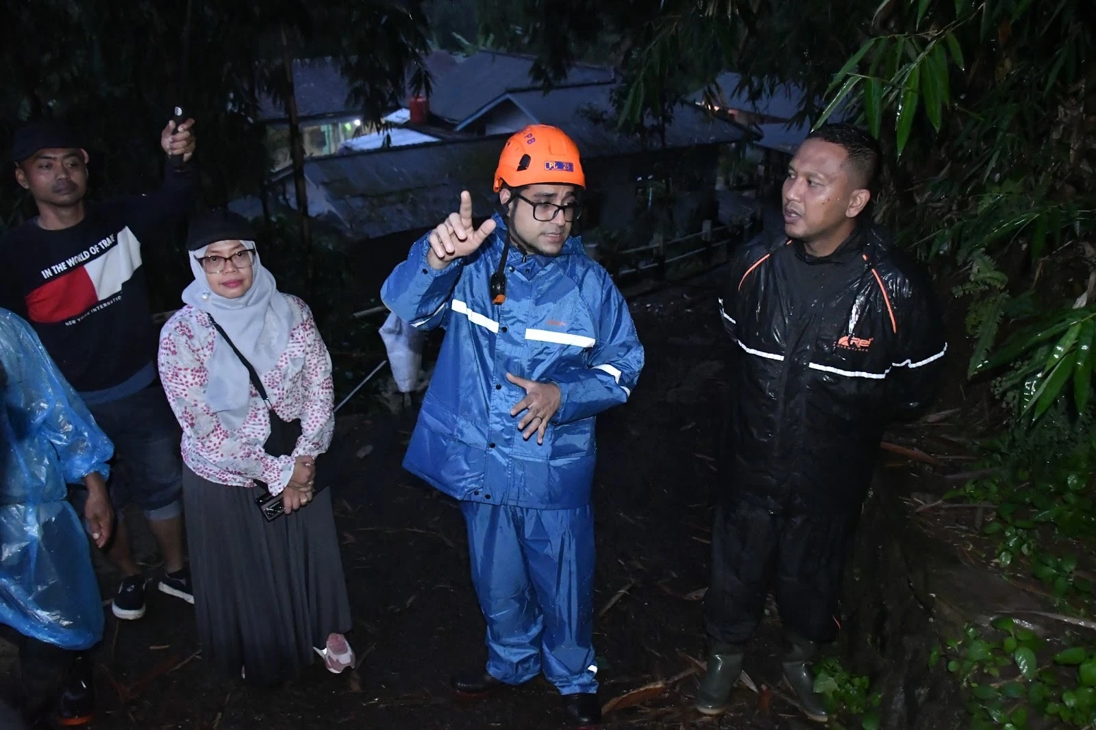 Wakil Wali Kota Sukabumi, Bobby Maulana, turun langsung ke lapangan bersama tim dari BPBD, Dinas Sosial, dan Camat Cikole.