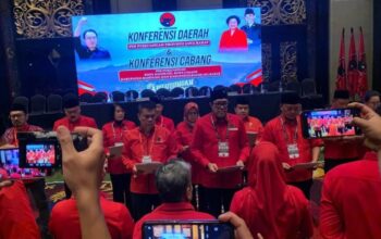 Ono Surono mendatangi kader PDIP Jawa Barat usai terpilih Ketua DPD PDIP Jawa Barat periode 2025-2030 dalam konferensi daerah PDI Perjuangan Provinsi Jawa Barat di Bandung, Minggu (7/12/2025).